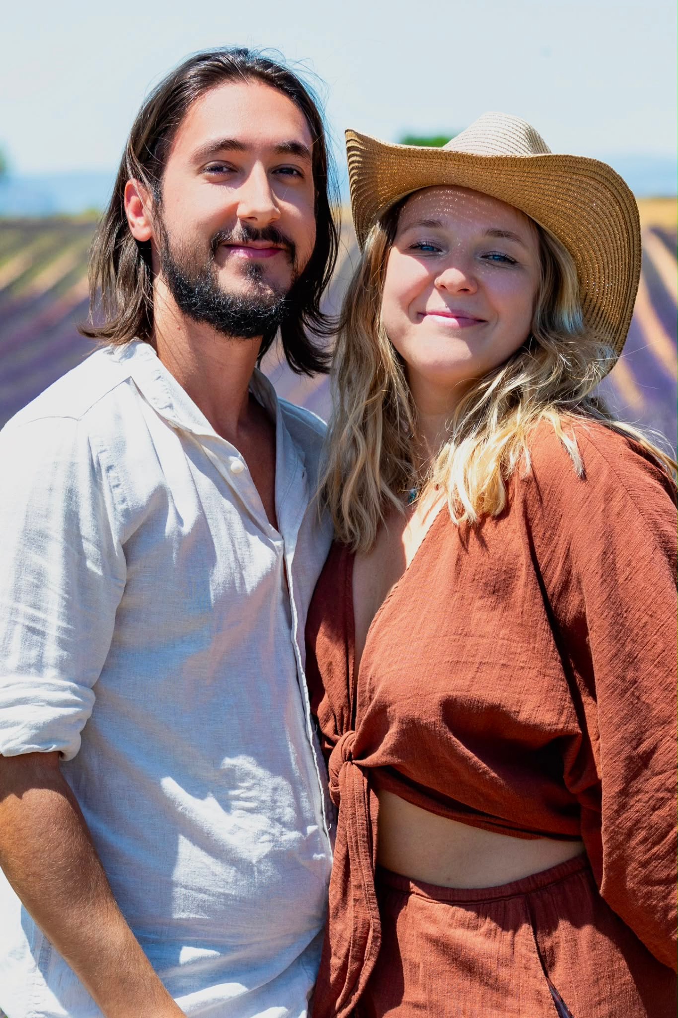 Portrait d'un couple dans un décor de lavande